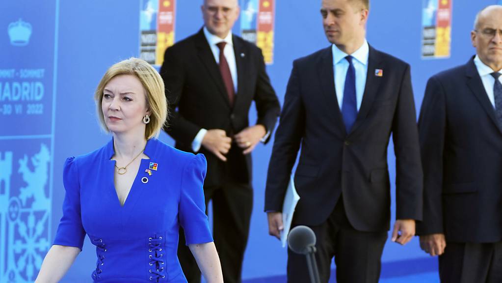 Liz Truss (l), Aussenministerin von Grossbritannien, bei einem Nato-Gipfel.
