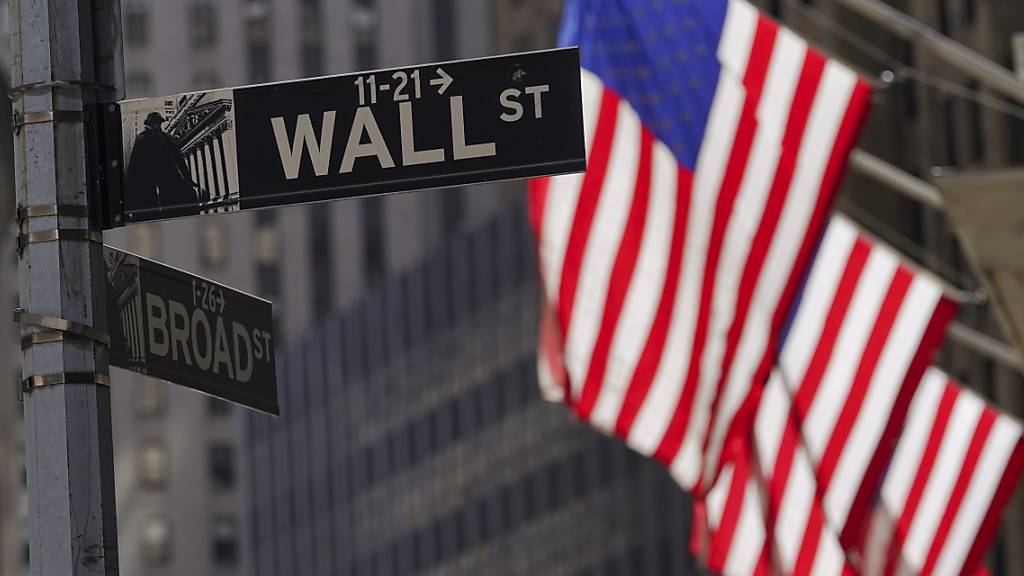 Das Hoch an der Wall Street hält an: Der Dow Jones Industrial kletterte am Freitag gar auf einen neuen Rekord. (Symbolbild)