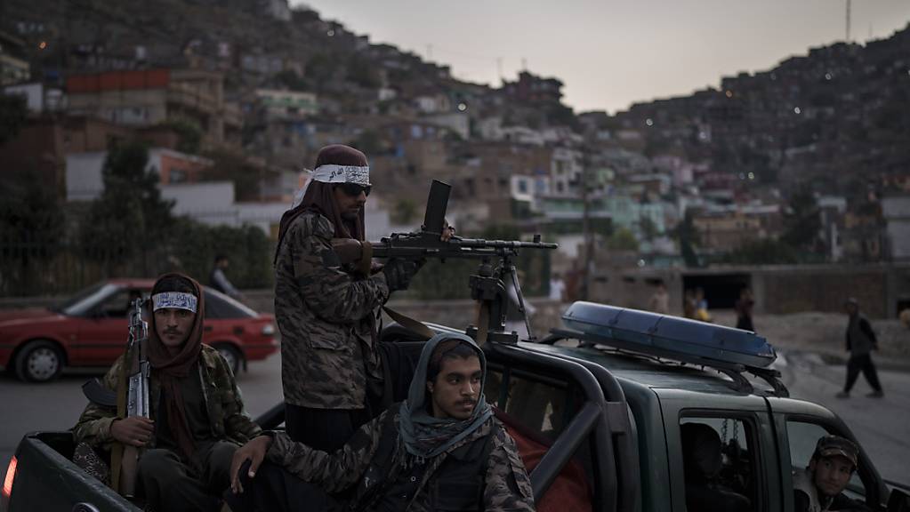 Kämpfer der Taliban sitzen auf der Ladefläche eines Pickups in Kabul. Foto: Felipe Dana/AP/dpa