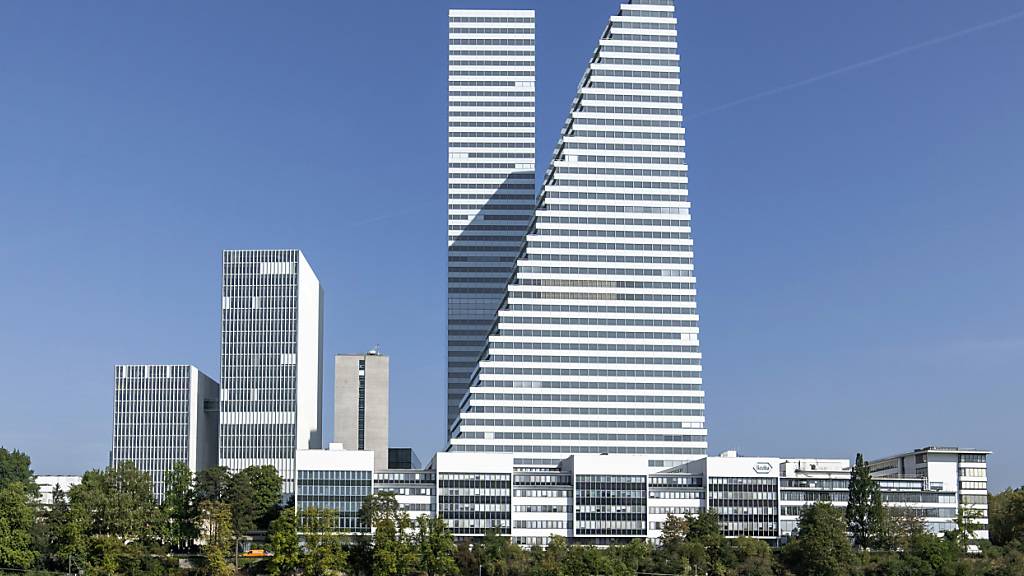 Die Roche-Türme in Basel: Der Pharmakonzern erhöht seinen bisherigen Gewinnausblick für das Gesamtjahr. (Archivbild)