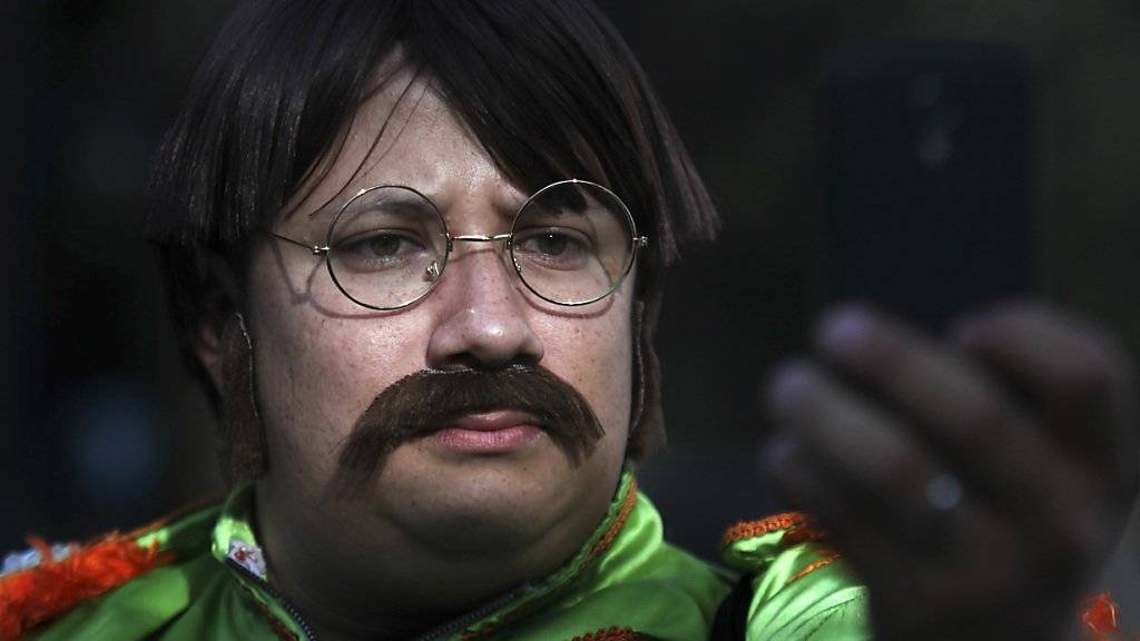 Dieser John Lennon-Imitator nimmt an einem Rekordversuch in Mexiko teil.