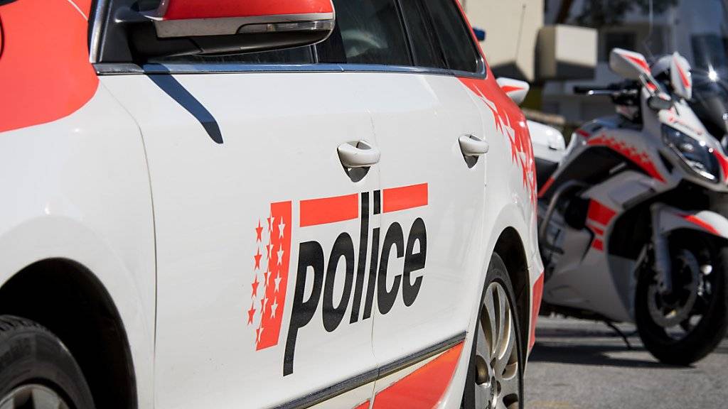 Ein 34-jähriger Franzose ist vom Bezirksgericht Brig wegen fahrlässiger Tötung zu einer Freiheitsstrafe von fünfeinhalb Jahren verurteilt worden. Der Mann hatte bei einem Selbstversuch einen 36-jährigen Autofahrer getötet. (Archivbild)