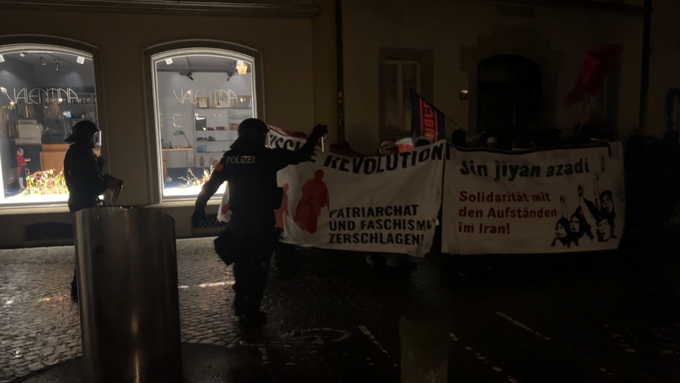200 Demonstrierende ziehen durch Winterthur – Polizei setzt Pfefferspray ein