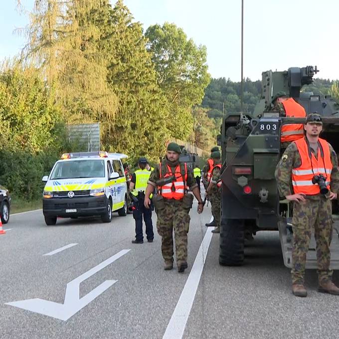 Grosse Verkehrskontrolle – Polizei und Armee trainieren Zusammenarbeit