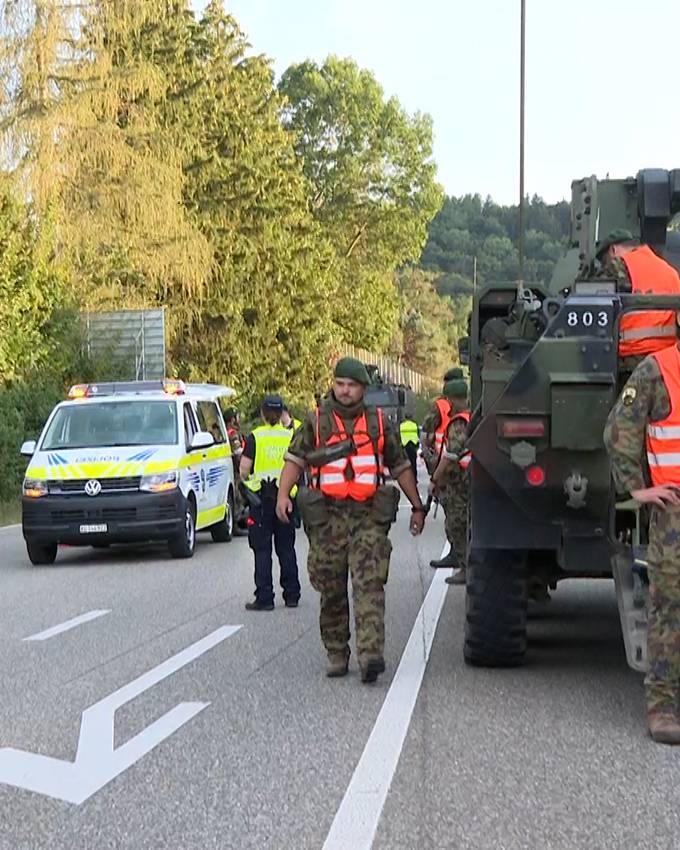 Grosse Verkehrskontrolle – Polizei und Armee trainieren Zusammenarbeit