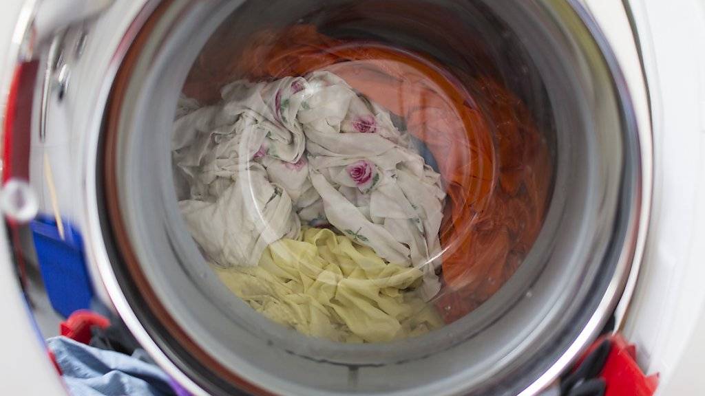 Aus Polymer-Textilien lösen sich in der Waschmaschine Plastik-Mikrofasern. (Symbolbild)
