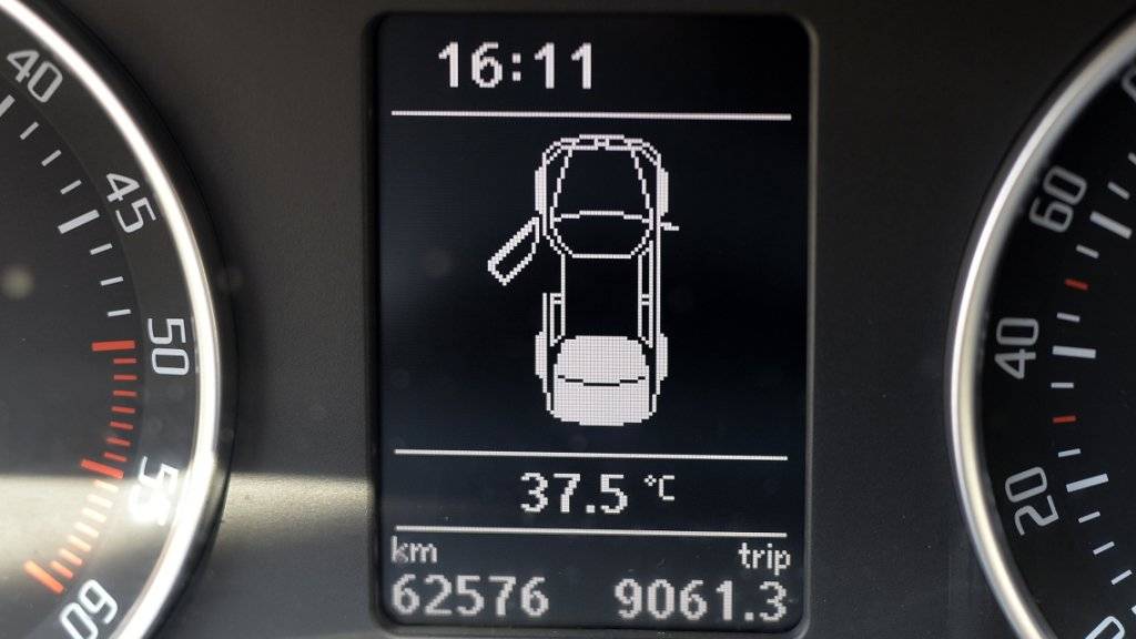 Ab einer gewissen Aussentemperatur können abgestellte Autos schnell zu Hitzefallen werden. Diese Gefahr droht auch, wenn das Auto im Schatten steht, wie US-Forscher gezeigt haben. (Symbolbild)