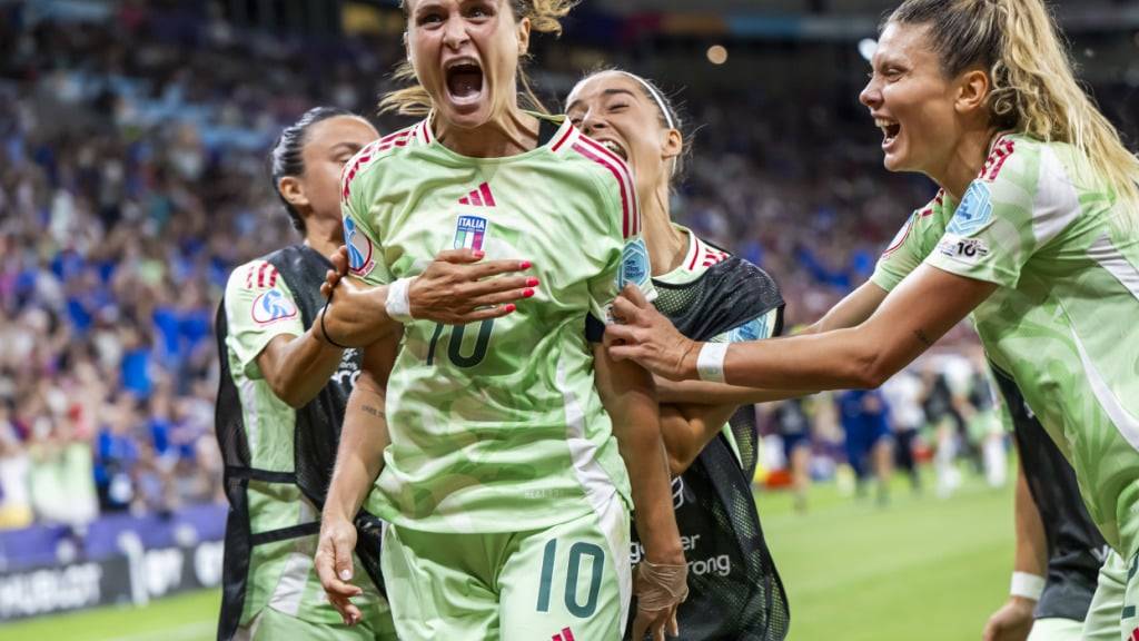 Nicht mehr zu halten: Doppel-Torschützin Cristina Girelli jubelt mit ihren Teamkolleginnen über den Halbfinal-Einzug