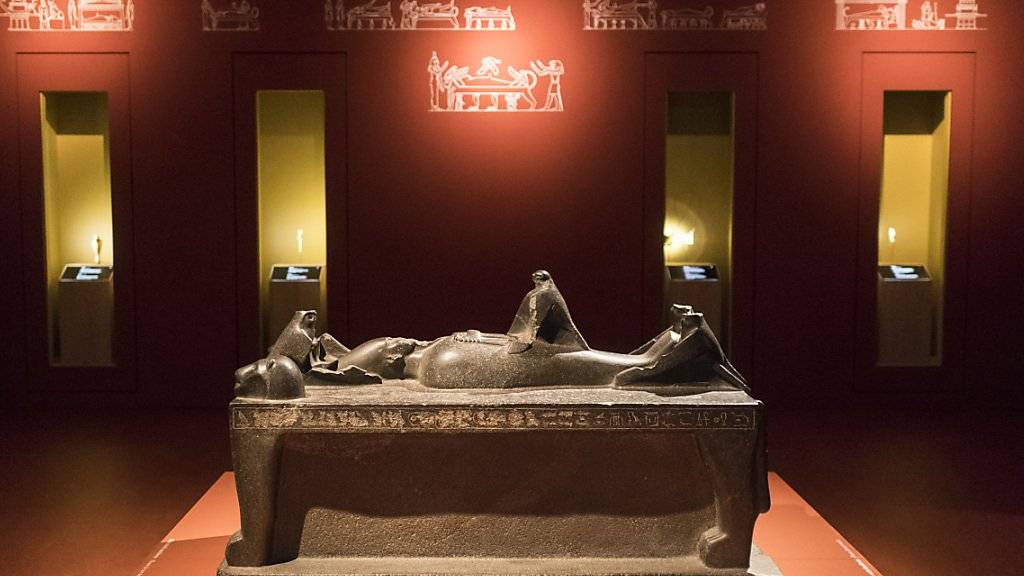 Osiris auf dem Totenbett in der Ausstellung «Osiris - Das versunkene Geheimnis Ägyptens» im Museum Rietberg in Zürich. Wegen des grossen Interesses wird die Schau um einen Monat verlängert. (Archivbild)