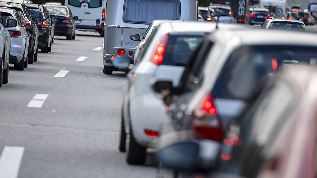 Lieferwagen verunfallt auf der A1 und sorgt für Stau im Feierabendverkehr