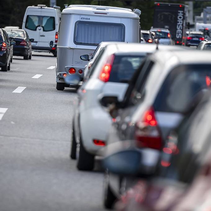 Lieferwagen verunfallt auf der A1 und sorgt für Stau im Feierabendverkehr