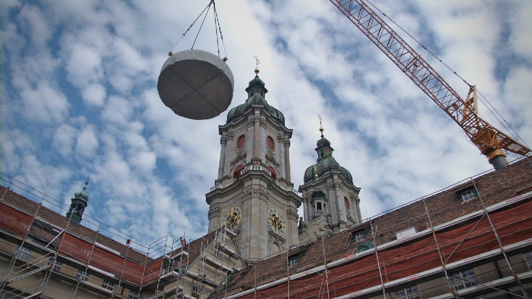 Der 21 Tonnen schwere Brunnen wurde am Mittwochnachmittag an seinem neuen Zuhause abgesetzt.