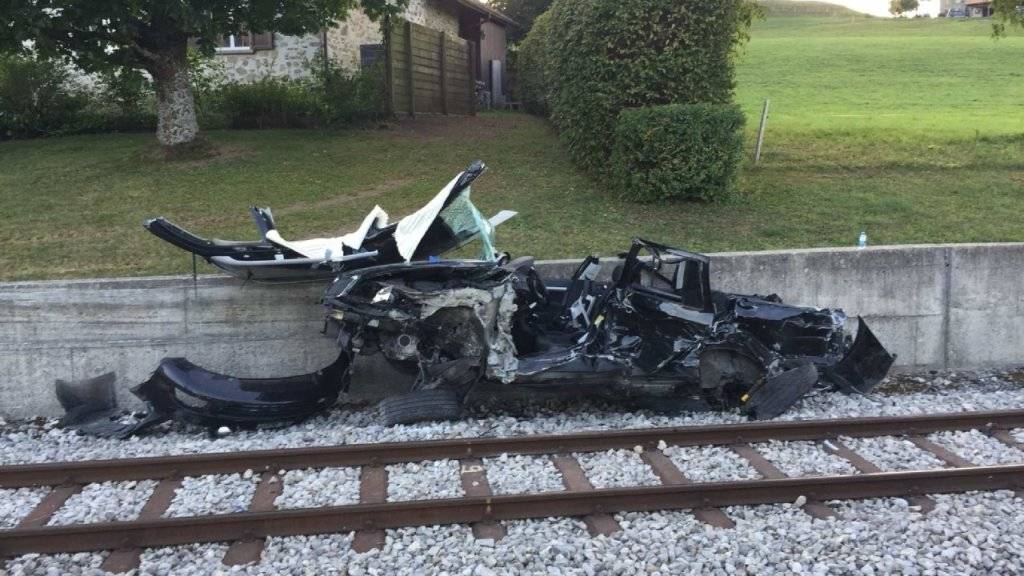 Im Kanton Freiburg sind bei einer Kollision eines Fahrzeugs mit einem Zug drei Personen verletzt worden.