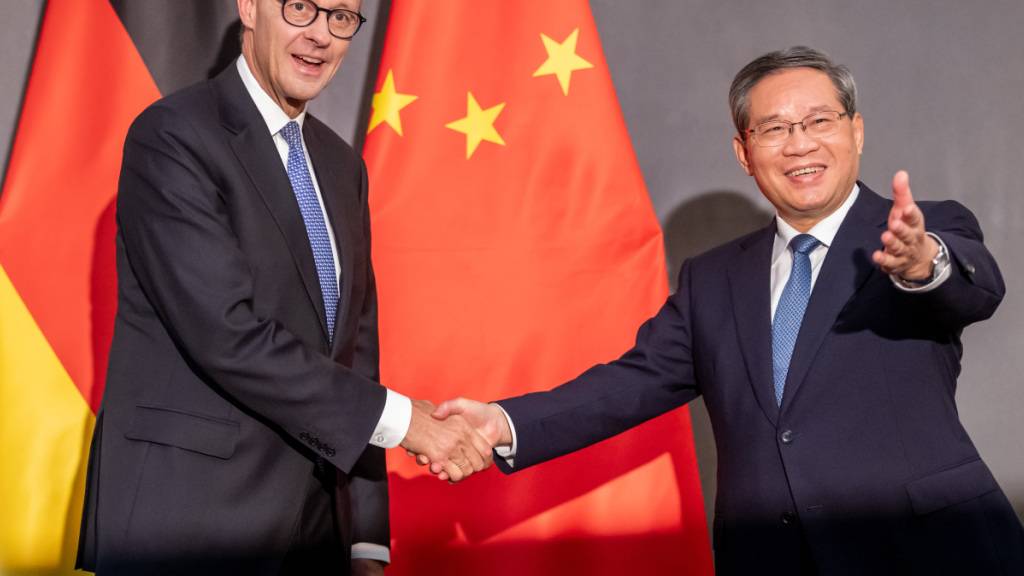 ARCHIV - Bundeskanzler Friedrich Merz (CDU, l) nimmt neben Li Qiang, Ministerpräsident von China, an einem bilateralen Treffen nach dem G20-Gipfeltreffen teil. Der G20-Gipfel fand erstmalig in Afrika statt. Foto: Michael Kappeler/dpa