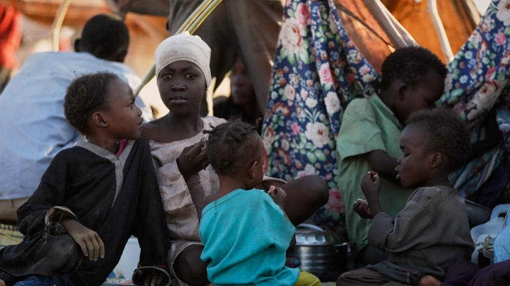 HANDOUT - Dieses von UNICEF veröffentlichte Foto zeigt vertriebene Kinder und Familien aus Al-Faschir in einem Flüchtlingslager, in dem sie Zuflucht vor den Kämpfen zwischen Regierungstruppen und der RSF gesucht haben. Foto: Mohammed Jammal/UNICEF/AP/dpa - ACHTUNG: Nur zur redaktionellen Verwendung und nur mit vollständiger Nennung des vorstehenden Credits