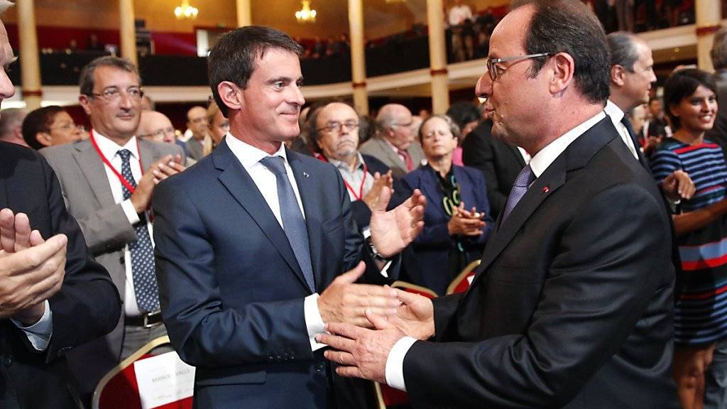 Frankreichs Präsident François Hollande (rechts) und Premierminister Manuel Valls sind gegen die Stilllegung der Lokomotivenproduktion im Alstom-Werk in Belfort. (Archiv)