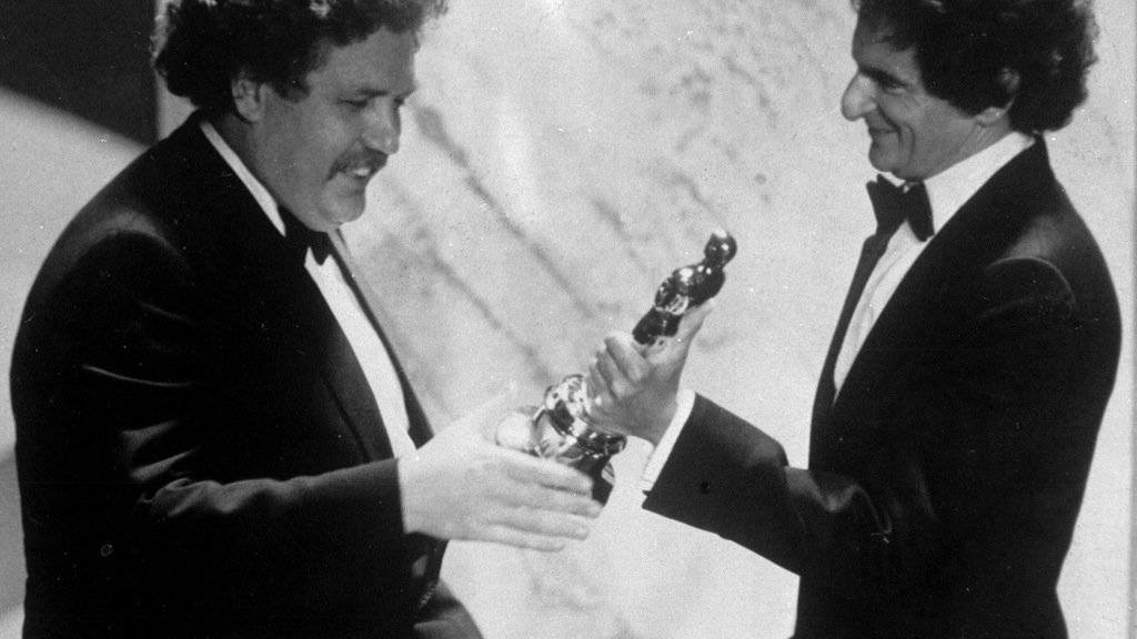 Colin Welland (l) nimmt 1982 einen Oscar für das beste Originaldrehbuch entgegen (Archiv)