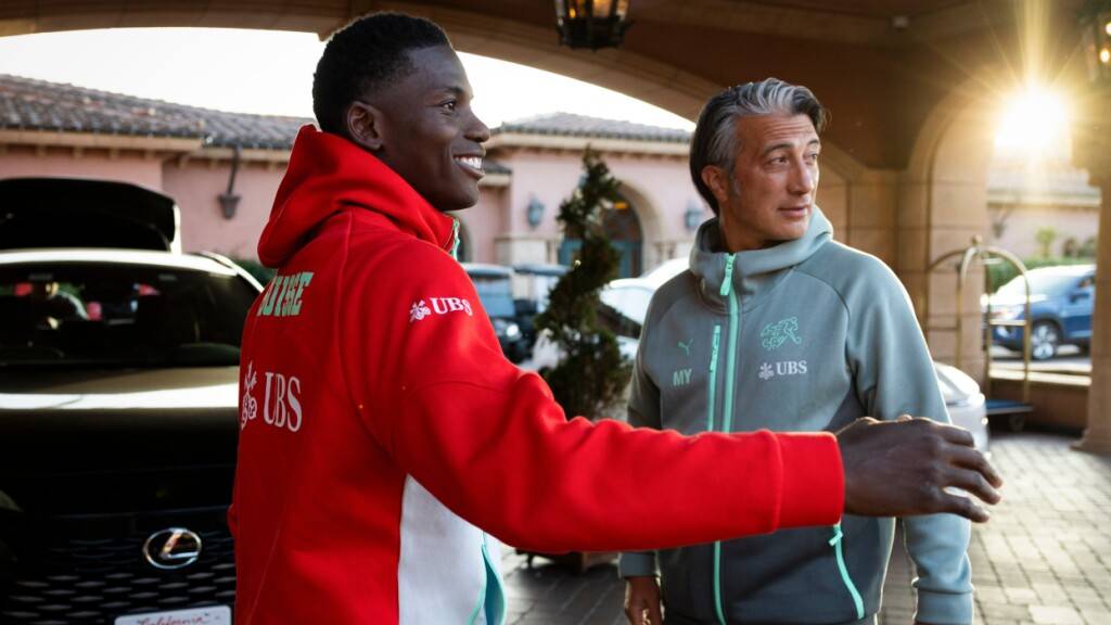 Endlich: Nationaltrainer Murat Yakin begrüsst Breel Embolo in San Diego