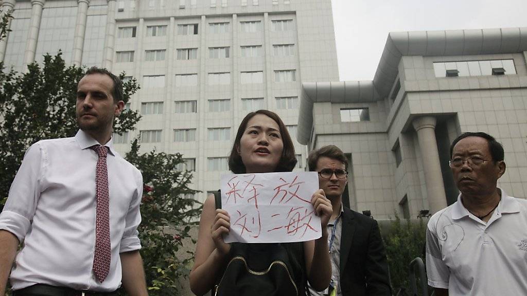 Aktivisten protestieren vor dem Gericht in Tianjin.