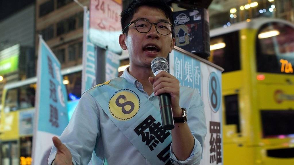 Der 23-jährige Nathan Law, einer der Anführer der pro-demokratischen Massenproteste in Hongkong von 2014, ist nach Teilergebnissen in den Legislativrat gewählt worden.