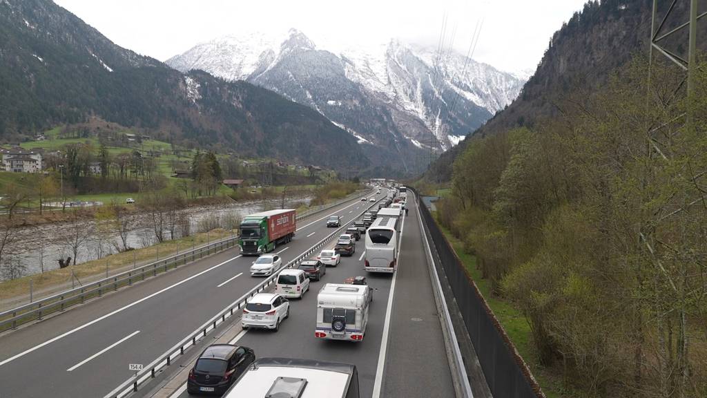 Gotthard-Stau knackt am Gründonnerstag 15-Kilometer-Marke