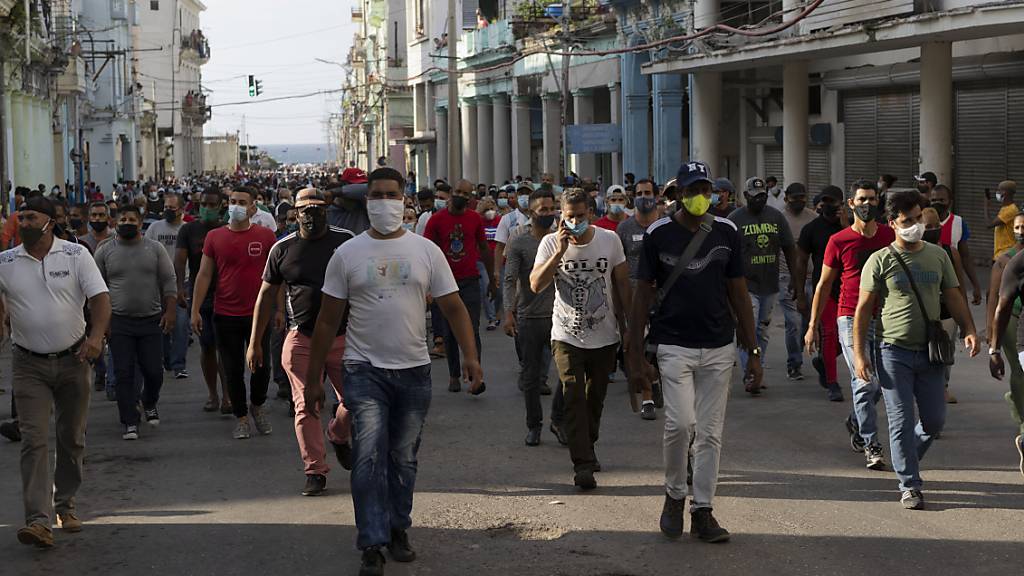 Hunderte von Anhängern der Regierung gingen in Havanna auf die Straße, während Hunderte weitere gegen die anhaltende Lebensmittelknappheit und die hohen Preise für Lebensmittel protestierten. Foto: Eliana Aponte/AP/dpa