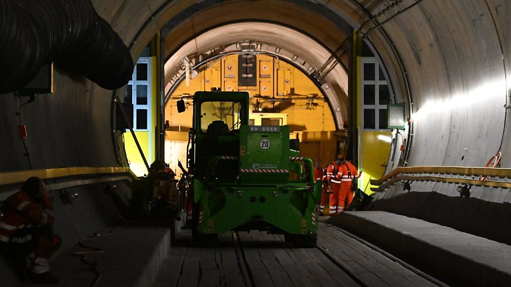 In der Multifunktionsstelle Faido des Gotthardbasistunnels wird ein neues Spurwechseltor installiert.