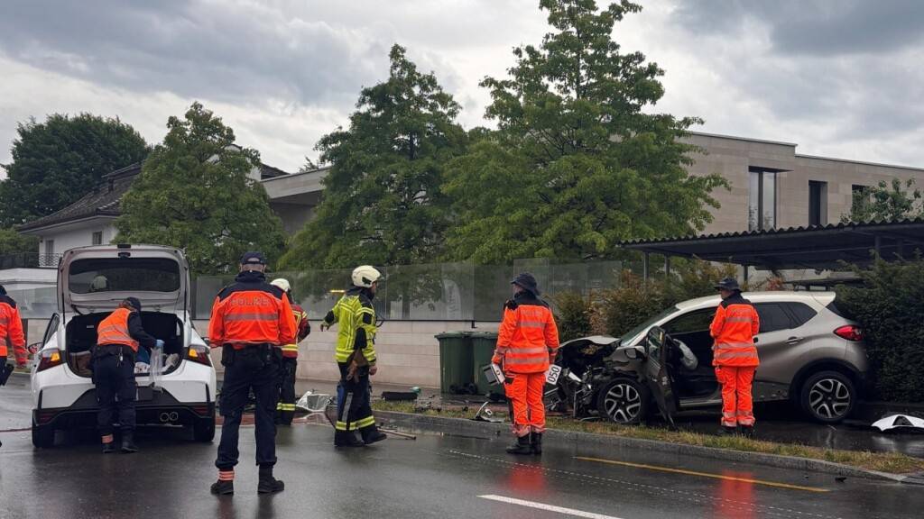 Einsatzkräfte nach der Frontalkollision auf der Seestrasse Stäfa.