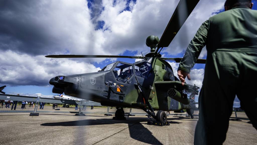 ARCHIV - Ein Bundeswehr Kampfhubschrauber Tiger wird auf dem Wiesbaden Army Airfield, in Wiesbaden-Erbenheim präsentiert. Foto: Andreas Arnold/dpa