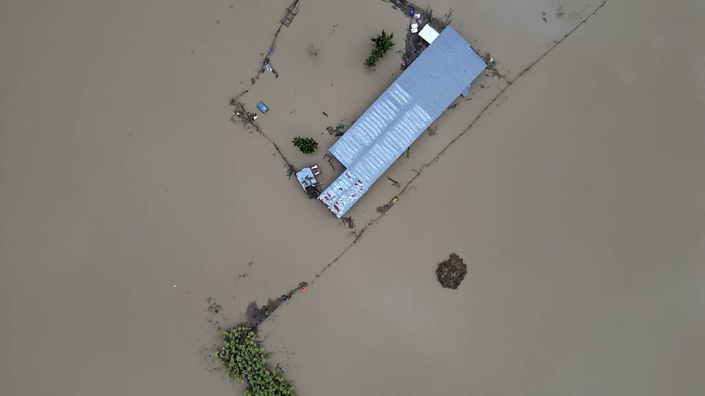 Hochwasser und Schlamm bedecken das Land nach dem Rekordregen in der Region Thessalien. Foto: Vaggelis Kousioras/AP/dpa