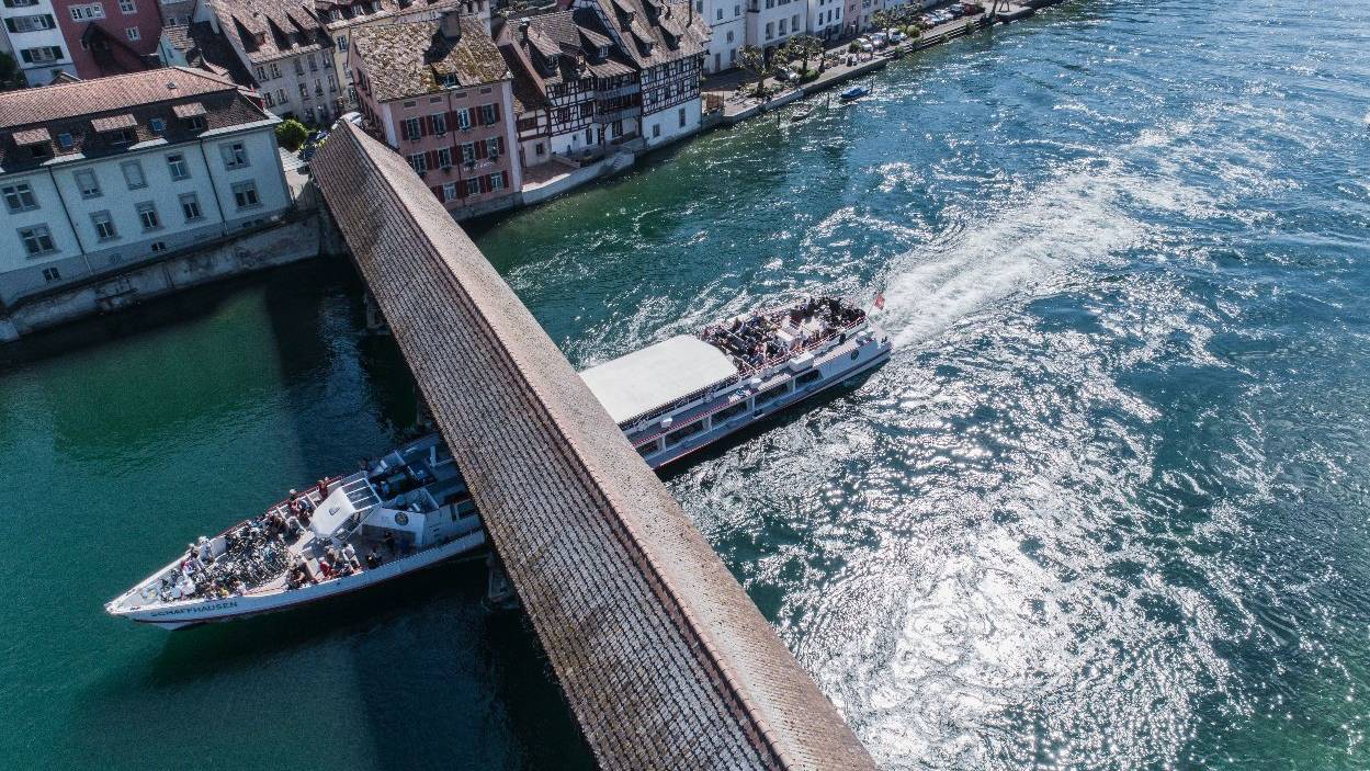 Die Schiffe können wieder unter der Brücke in Diessenhofen durchfahren. (Archivbild)