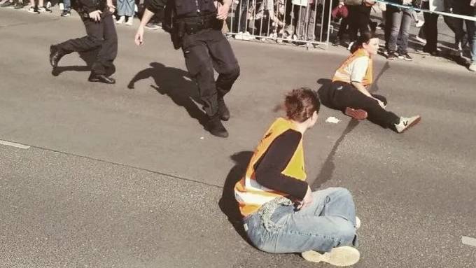 Protest an Marathon: Polizei stoppt Klima-Kleber