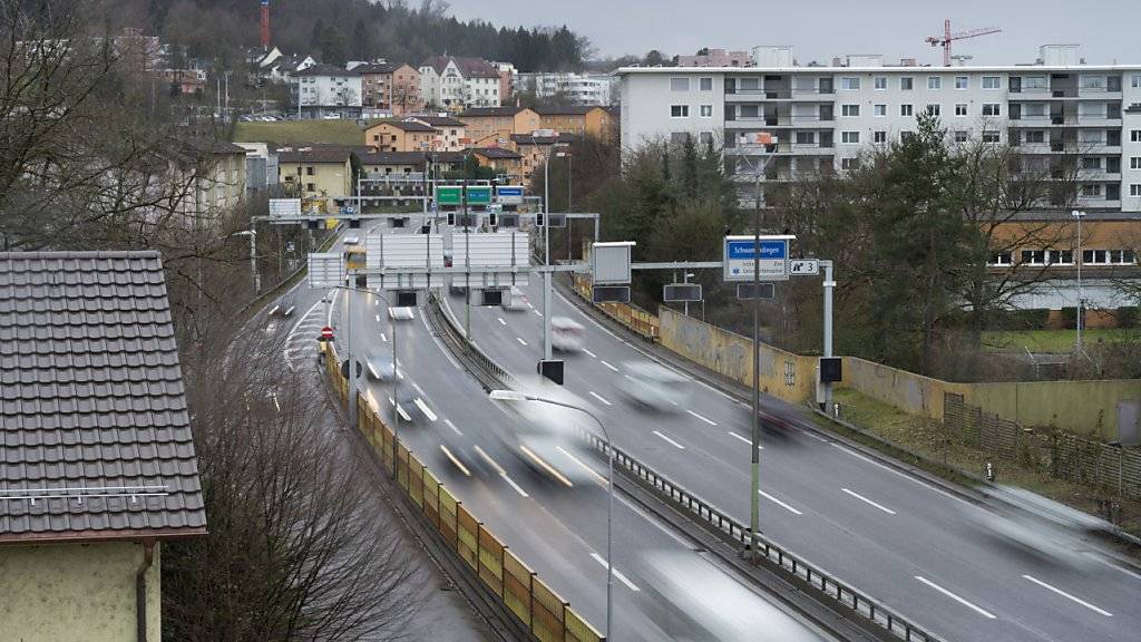 Das Bundesamt für Strassen (Astra) hat keine klare Linie beim Management seiner rund 3800 Grundstücke an den Nationalstrassen, kritisiert die Eidgenössische Finanzkontrolle (EFK) in einem Bericht. (Archivbild)