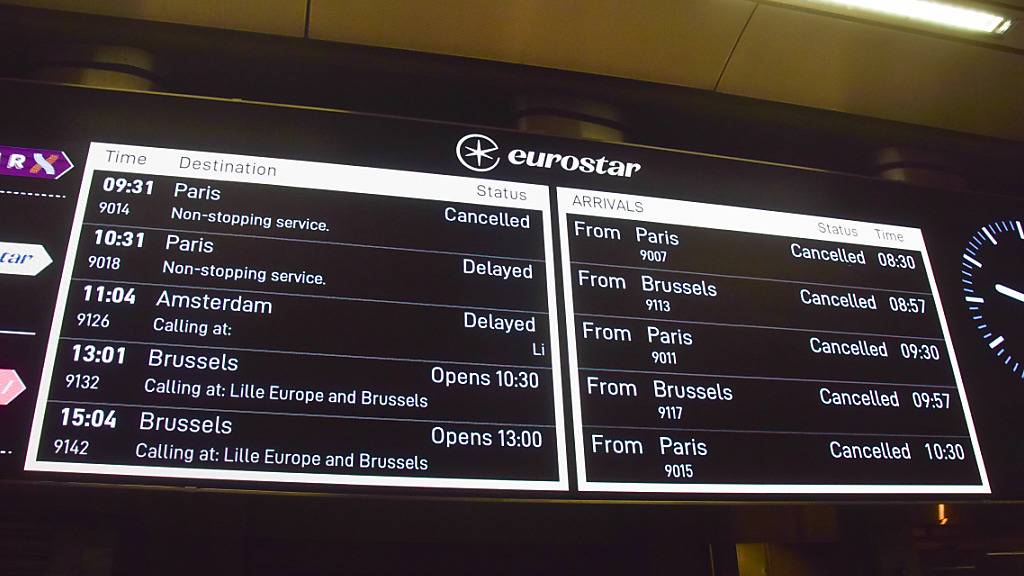 Eine Anzeigetafel im Bahnhof St. Pancras International zeigt an, dass Eurostar-Zugverbindungen wegen Überschwemmungen abgesagt wurden. Foto: Vuk Valcic/ZUMA Press Wire/dpa