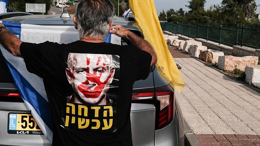 Demonstranten, die sich gegen Premierminister Netanjahu stellen, nehmen an einem langsam fahrenden Konvoi auf der Straße 1, der Hauptverkehrsstraße zwischen Jerusalem und Tel Aviv, teil. Foto: Nir Alon/ZUMA Press Wire/dpa