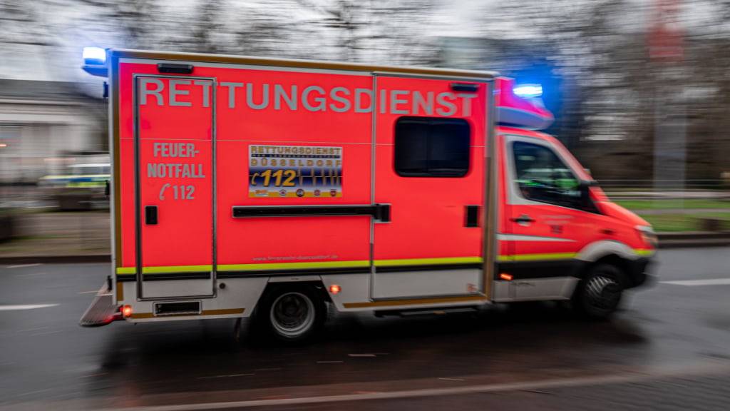 ARCHIV - Ein deutscher Rettungswagen fährt zu einem Einsatz. Foto: Fabian Strauch/dpa/Archivbild