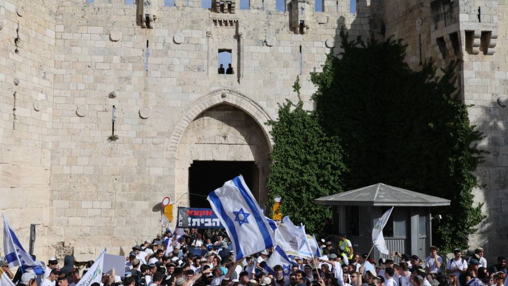 Israelische Siedler nehmen an der Parade zum Jerusalem-Tag am Damaskus-Tor in der Jerusalemer Altstadt teil. An dem israelischen Feiertag wird die Eroberung Ost-Jerusalems im Krieg von 1967 gefeiert. Foto: Oren Ziv/dpa