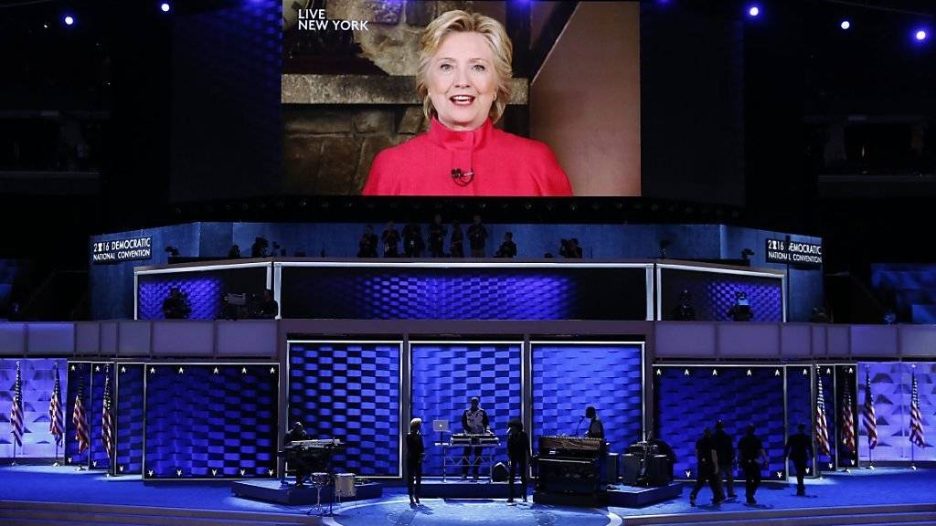 Per Video-Schaltung aus New York bedankte sich Hillary Clinton bei den US-Demokraten für die Nomination als Präsidentschaftskandidatin. Ein Auftritt Clintons, bei dem sie die Nomination annehmen wird, ist für Donnerstag geplant.