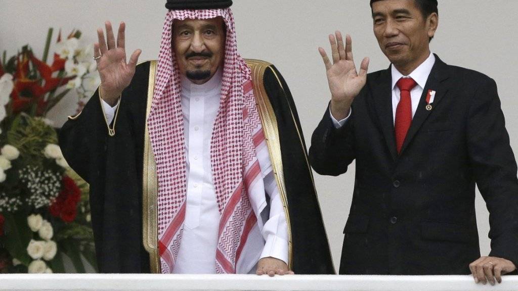 Saudi-Arabiens König Salman und der indonesische Präsident Joko Widodo winken.