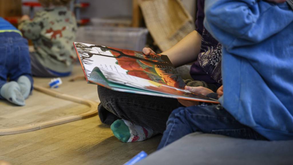 «Vorlesen baut Brücken» heisst das Motto des 9. Schweizer Vorlesetags. Am Mittwoch wird in der ganzen Schweiz an fast 300 öffentlichen Anlässen vorgelesen. (Archivbild)
