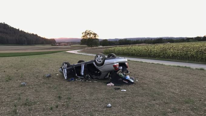 Fahrzeug landet in Feld bei Buchberg