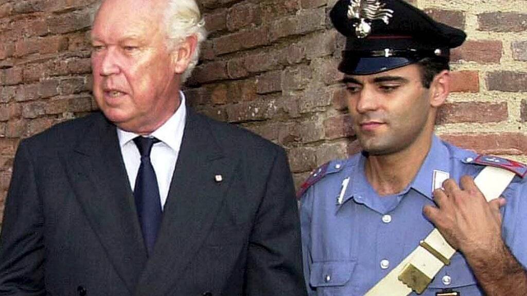 Der verstorbene Vittorio Emanuele von Savoien (L) zusammen mit einem italienischen Polizisten in einer Aufnahme aus dem Jahr 2004.  (KEYSTONE/EPA/ALESSANDRO CONTALDO)