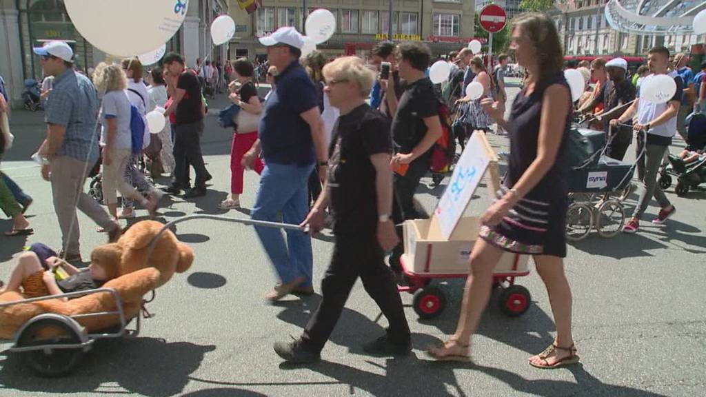 Nationalrat diskutiert Elternzeit in der Schweiz