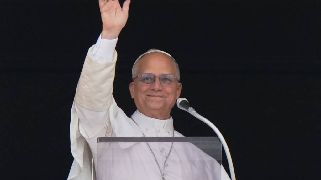 Papst Leo XIV. erteilt seinen Segen. Foto: Andrew Medichini/AP/dpa