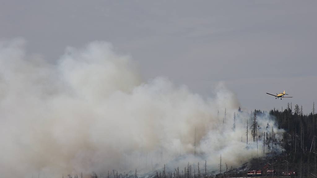 Grosser Waldbrand am Brocken in Deutschland breitet sich aus