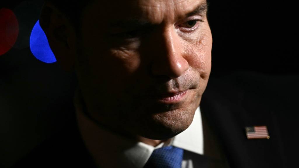 US-Außenminister Marco Rubio spricht vor seiner Abreise von der Joint Base Andrews in Maryland zu Reportern, bevor er zu dem Treffen der ASEAN-Außenminister und weiteren damit verbundenen Treffen auf die Philippinen reist. Foto: Brendan Smialowski/POOL AFP/AP/dpa