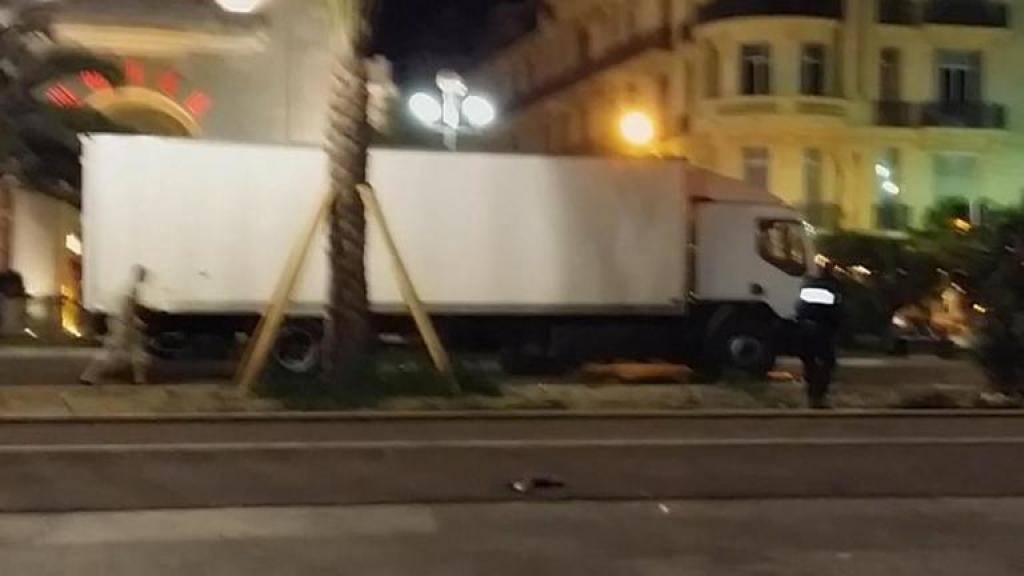 Polizisten nähern sich dem Lastwagen des Nizza-Attentäters. Zuvor hatte auch ein Mann versucht den Camion zu stoppen. (Archiv)