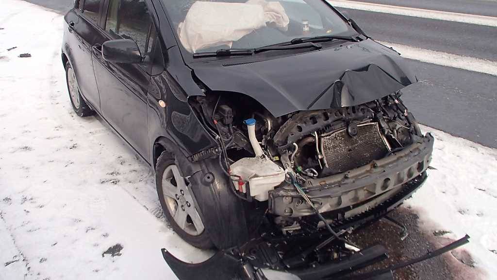 Auf dem Schnee ins Schleudern geraten: Die Lenkerin rutschte mit ihrem Wagen in die Leitplanke auf der A1 und wurde leicht verletzt.