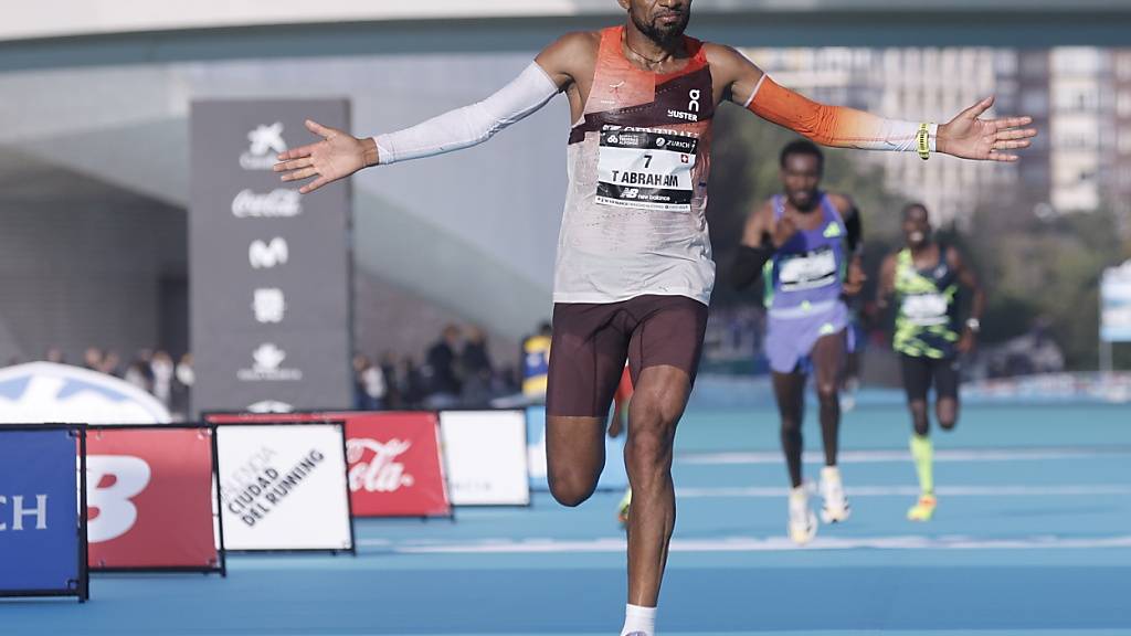 Tadesse Abraham läuft in Valencia als Fünfter mit Schweizer Rekord ins Ziel