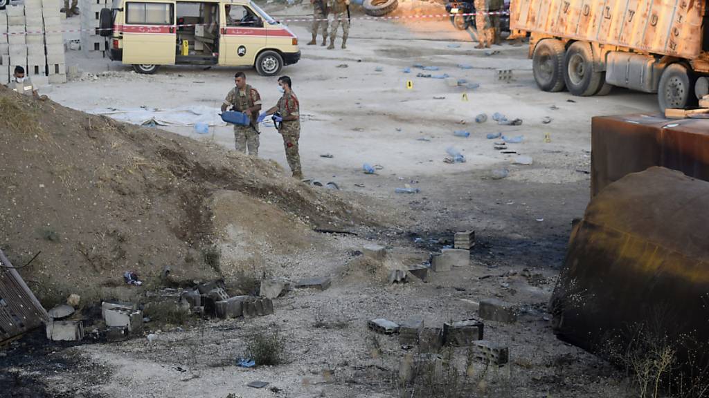 Libanesische Soldaten untersuchen einen explodierten Tankwagen. Foto: Str/AP/dpa